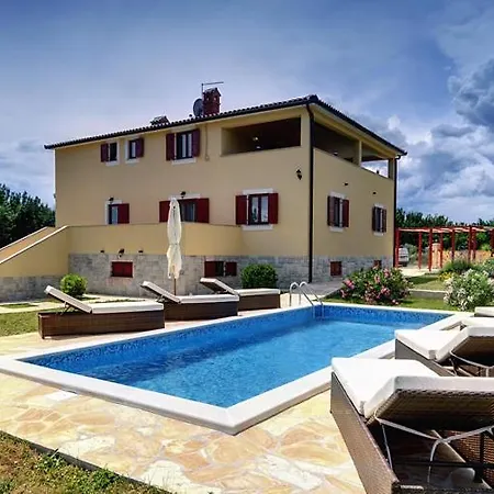 Lena Villa *